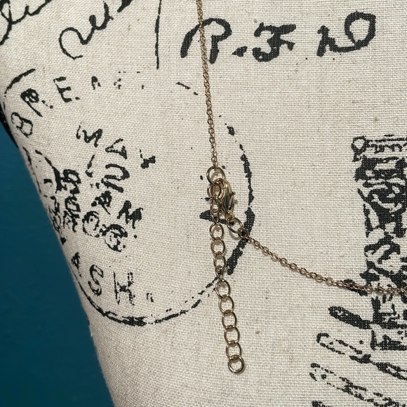 Light gold necklace with round teal threaded pendant, small long beads on chain - Picture 4 of 8